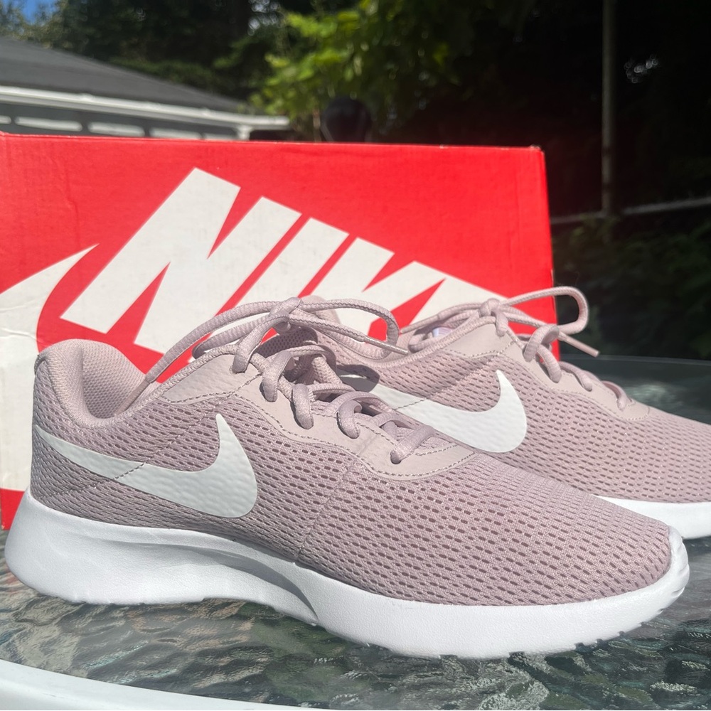 Nike Tanjun size 9 women’s pink sneakers